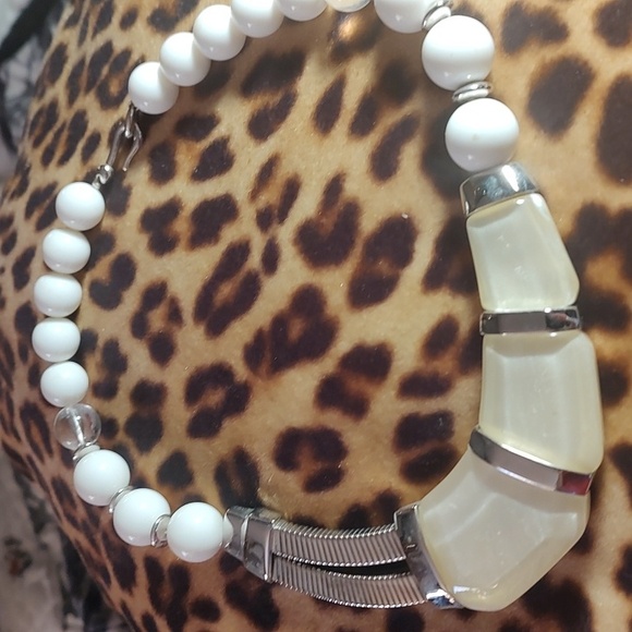 Necklace/White&Silver - Picture 5 of 7